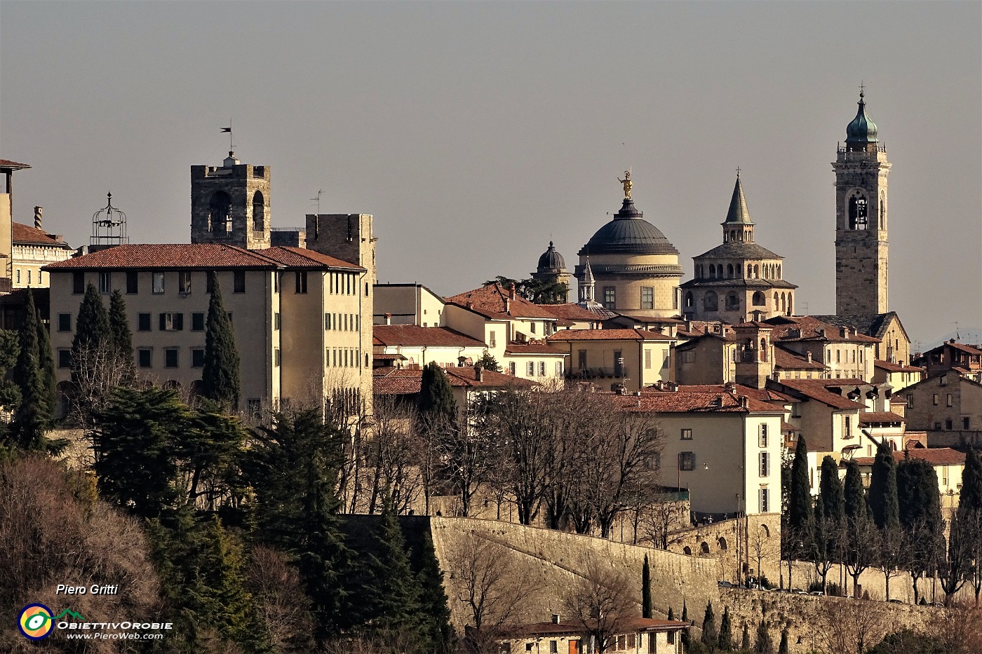 27 Da punto panoramico in via Sudorno vista verso mura venete, torri, campanili, cupole, di Citta Alta .JPG